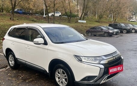 Mitsubishi Outlander III рестайлинг 3, 2019 год, 1 980 000 рублей, 6 фотография