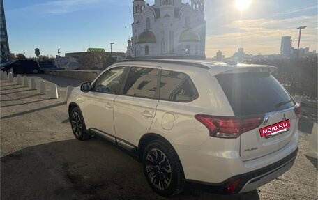 Mitsubishi Outlander III рестайлинг 3, 2021 год, 3 500 000 рублей, 3 фотография