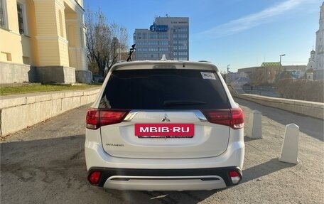 Mitsubishi Outlander III рестайлинг 3, 2021 год, 3 500 000 рублей, 2 фотография