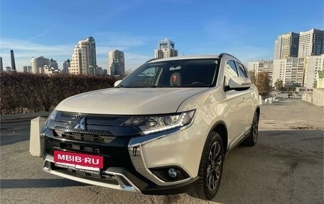 Mitsubishi Outlander III рестайлинг 3, 2021 год, 3 500 000 рублей, 6 фотография