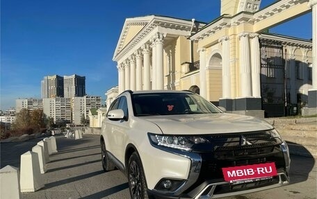 Mitsubishi Outlander III рестайлинг 3, 2021 год, 3 500 000 рублей, 18 фотография