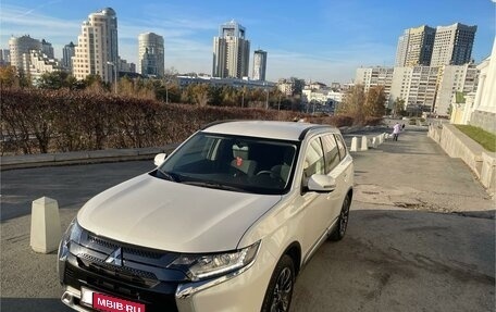 Mitsubishi Outlander III рестайлинг 3, 2021 год, 3 500 000 рублей, 15 фотография