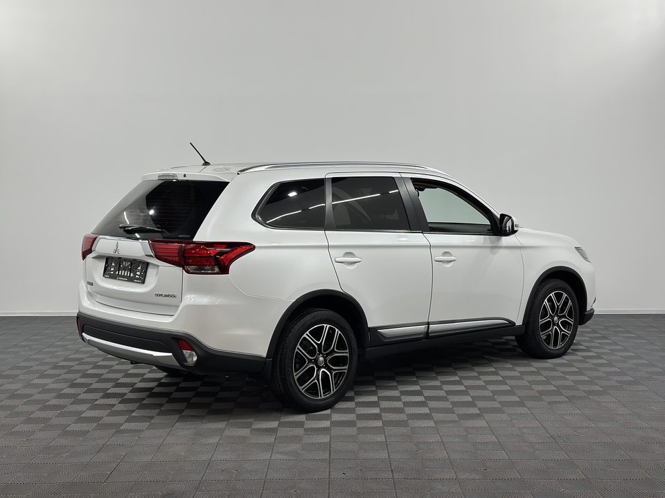 Mitsubishi Outlander III рестайлинг 2, 2015 год, 1 749 000 рублей, 3 фотография