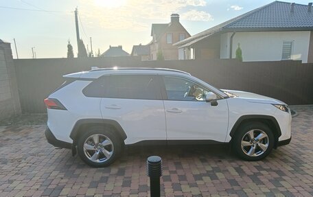 Toyota RAV4, 2021 год, 4 350 000 рублей, 4 фотография