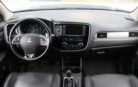 Mitsubishi Outlander III рестайлинг 3, 2013 год, 1 690 000 рублей, 9 фотография