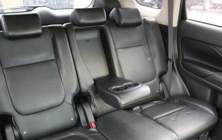 Mitsubishi Outlander III рестайлинг 3, 2013 год, 1 690 000 рублей, 38 фотография