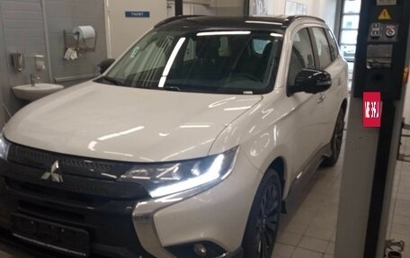 Mitsubishi Outlander III рестайлинг 3, 2022 год, 4 069 000 рублей, 3 фотография