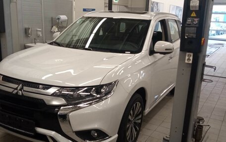 Mitsubishi Outlander III рестайлинг 3, 2022 год, 4 069 000 рублей, 2 фотография