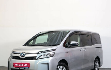 Toyota Voxy III, 2018 год, 2 070 000 рублей, 2 фотография