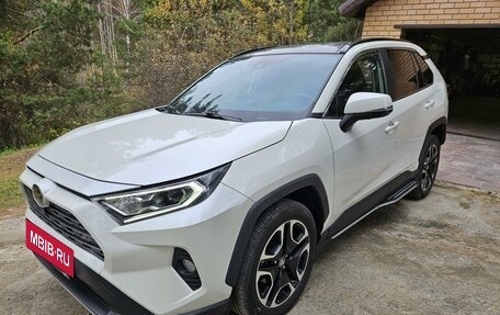 Toyota RAV4, 2020 год, 3 800 000 рублей, 3 фотография