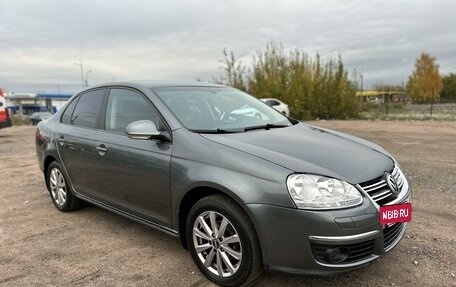 Volkswagen Jetta VI, 2010 год, 690 000 рублей, 3 фотография