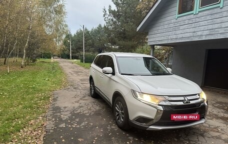 Mitsubishi Outlander III рестайлинг 3, 2017 год, 2 070 000 рублей, 9 фотография