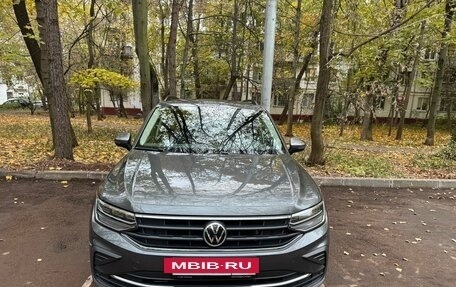 Volkswagen Tiguan II, 2021 год, 4 500 000 рублей, 2 фотография