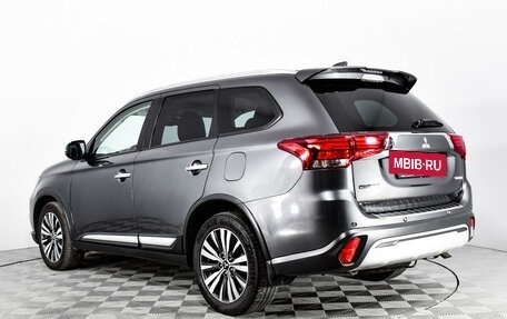 Mitsubishi Outlander III рестайлинг 3, 2018 год, 2 630 000 рублей, 7 фотография