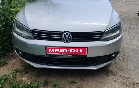 Volkswagen Jetta VI, 2013 год, 1 000 000 рублей, 1 фотография