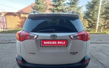 Toyota RAV4, 2015 год, 2 215 000 рублей, 4 фотография