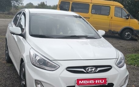 Hyundai Solaris II рестайлинг, 2013 год, 950 000 рублей, 2 фотография