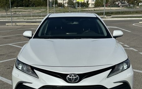 Toyota Camry, 2021 год, 3 300 000 рублей, 2 фотография