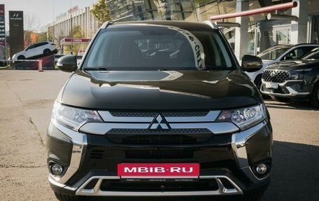 Mitsubishi Outlander III рестайлинг 3, 2021 год, 2 580 000 рублей, 2 фотография