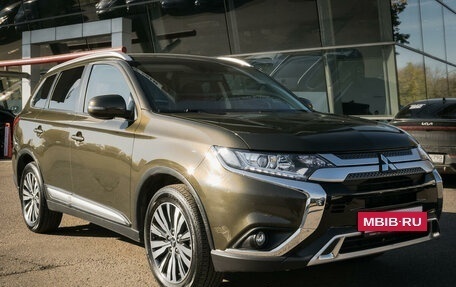 Mitsubishi Outlander III рестайлинг 3, 2021 год, 2 580 000 рублей, 3 фотография