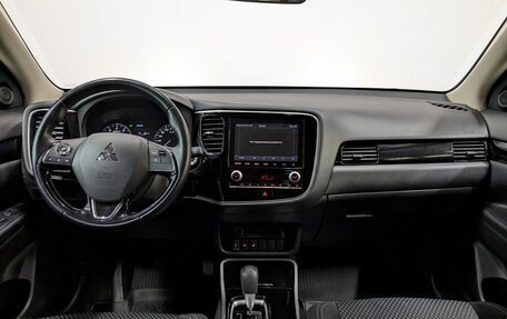 Mitsubishi Outlander III рестайлинг 3, 2020 год, 2 470 000 рублей, 14 фотография