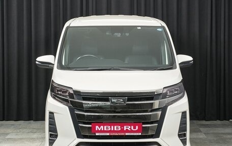 Toyota Noah III, 2018 год, 2 999 000 рублей, 2 фотография