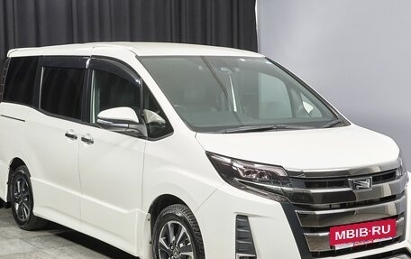 Toyota Noah III, 2018 год, 2 999 000 рублей, 3 фотография