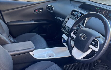 Toyota Prius IV XW50, 2016 год, 1 750 000 рублей, 5 фотография