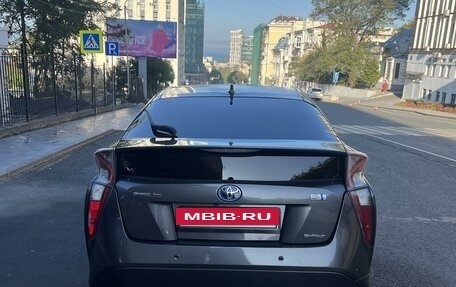 Toyota Prius IV XW50, 2016 год, 1 750 000 рублей, 3 фотография