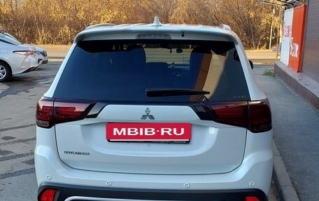 Mitsubishi Outlander III рестайлинг 3, 2020 год, 3 400 000 рублей, 3 фотография