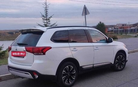 Mitsubishi Outlander III рестайлинг 3, 2021 год, 2 860 000 рублей, 4 фотография