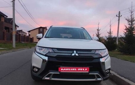 Mitsubishi Outlander III рестайлинг 3, 2021 год, 2 860 000 рублей, 6 фотография