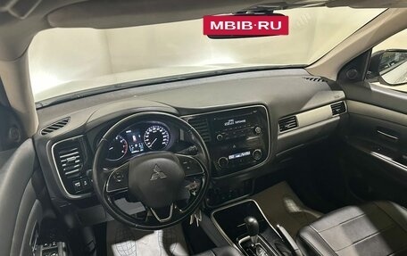 Mitsubishi Outlander III рестайлинг 3, 2018 год, 2 500 000 рублей, 12 фотография