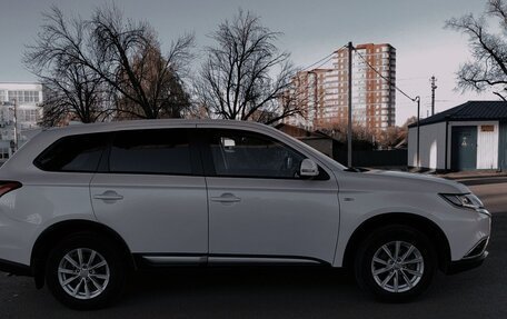 Mitsubishi Outlander III рестайлинг 3, 2017 год, 2 060 000 рублей, 2 фотография