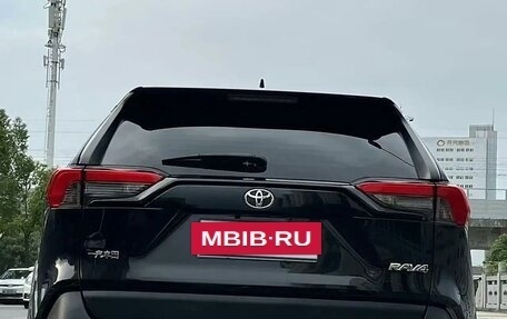 Toyota RAV4, 2021 год, 2 300 000 рублей, 9 фотография