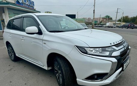 Mitsubishi Outlander III рестайлинг 3, 2022 год, 2 990 000 рублей, 2 фотография