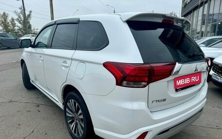 Mitsubishi Outlander III рестайлинг 3, 2022 год, 2 990 000 рублей, 4 фотография