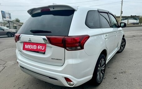 Mitsubishi Outlander III рестайлинг 3, 2022 год, 2 990 000 рублей, 3 фотография