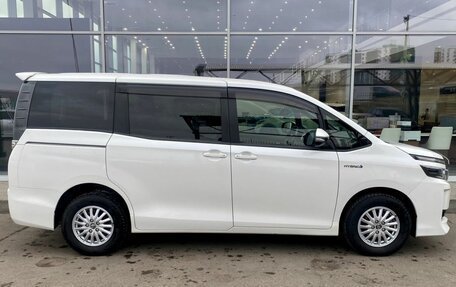 Toyota Voxy III, 2016 год, 2 349 000 рублей, 4 фотография