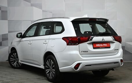 Mitsubishi Outlander III рестайлинг 3, 2022 год, 3 390 000 рублей, 4 фотография