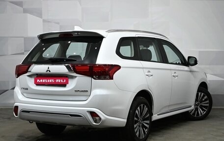 Mitsubishi Outlander III рестайлинг 3, 2022 год, 3 390 000 рублей, 7 фотография