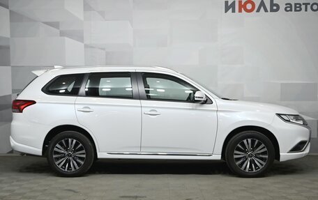 Mitsubishi Outlander III рестайлинг 3, 2022 год, 3 390 000 рублей, 9 фотография