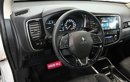 Mitsubishi Outlander III рестайлинг 3, 2022 год, 3 390 000 рублей, 15 фотография