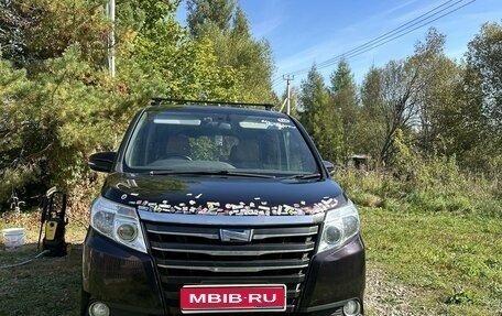 Toyota Noah III, 2014 год, 1 600 000 рублей, 1 фотография