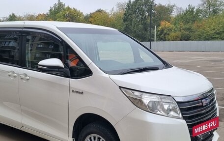 Toyota Noah III, 2014 год, 1 650 000 рублей, 6 фотография