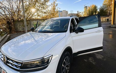 Volkswagen Tiguan II, 2019 год, 2 800 000 рублей, 2 фотография