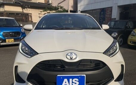 Toyota Yaris, 2022 год, 993 000 рублей, 2 фотография