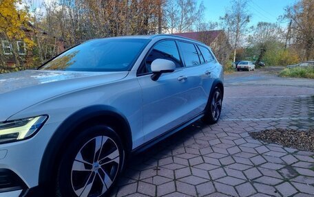 Volvo V60 Cross Country II, 2019 год, 3 050 000 рублей, 6 фотография