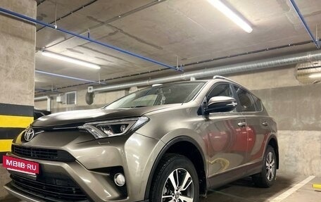 Toyota RAV4, 2018 год, 2 200 000 рублей, 11 фотография