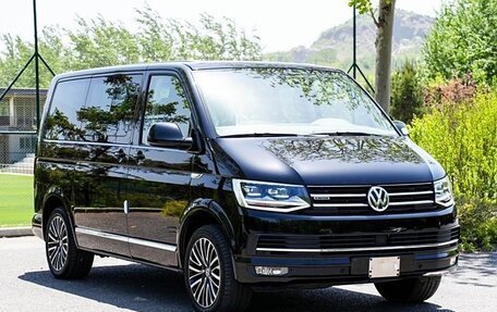 Volkswagen Multivan T6 рестайлинг, 2020 год, 6 690 000 рублей, 2 фотография